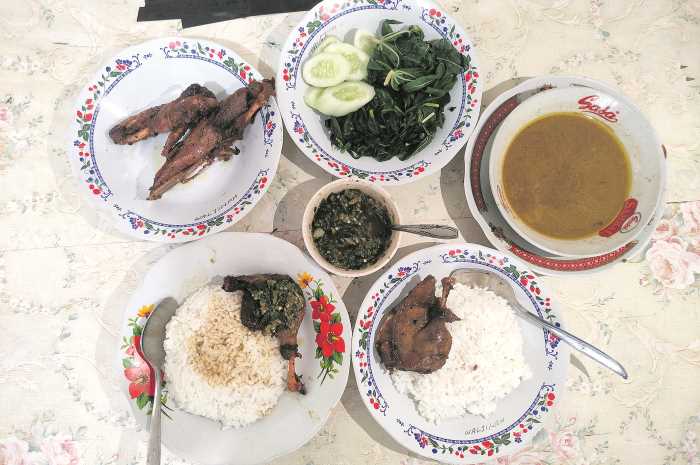Entok goreng disajikan dengan lalapan dan kuah. Naufal Bagas Wibowo/Jawa Pos Radar Semarang