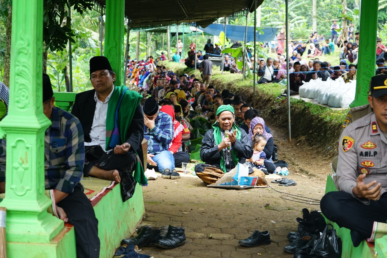 Beberapa warga dan jajaran pemerintah setempat mengikuti haul di Komplek Makam Mbah Kembang Kuning