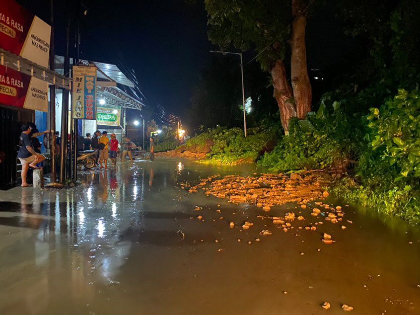 Tanah longsor menutup akses Jalan Penghubung Boja-Limbangan Senin (5/2)