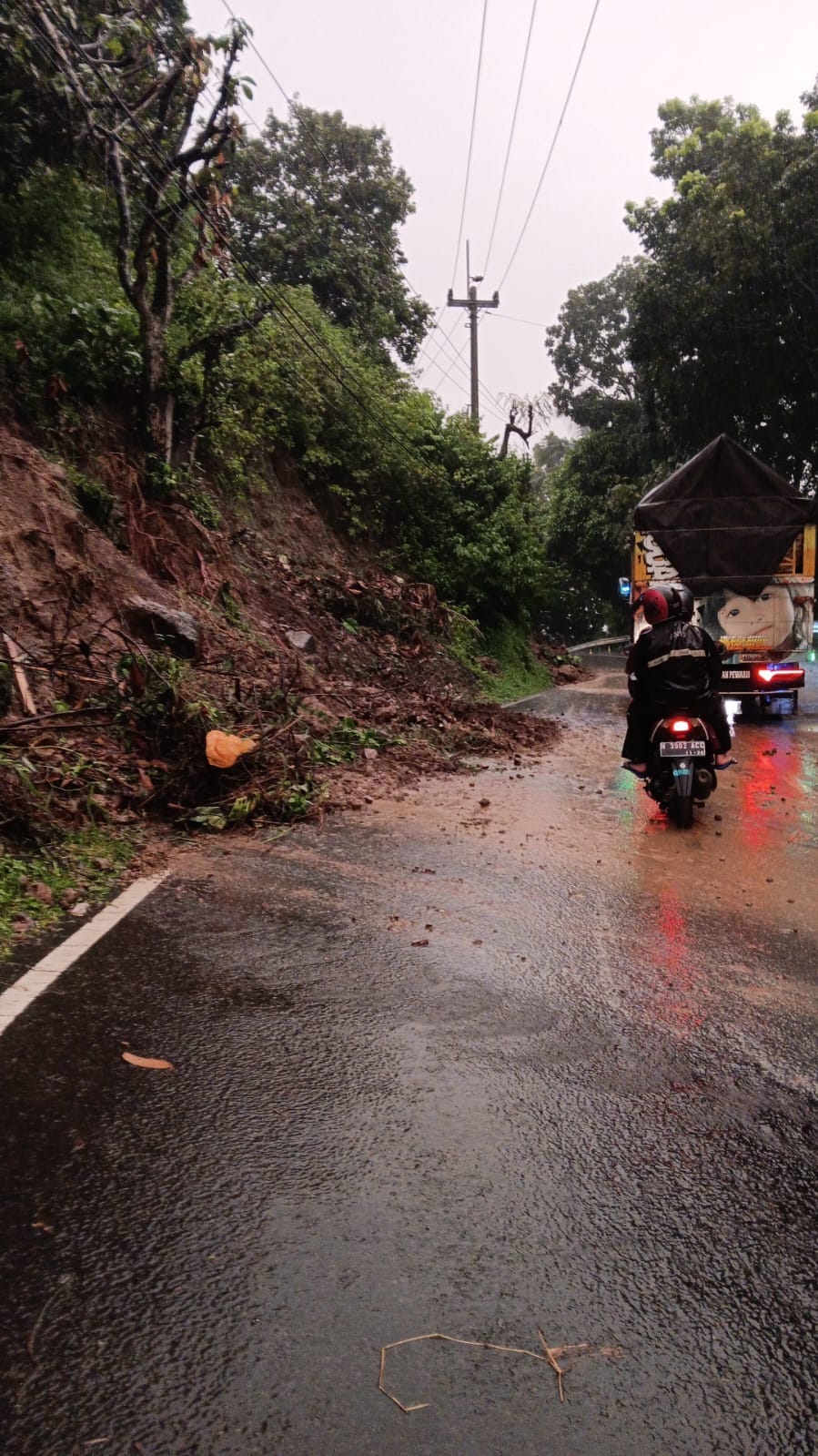 Tanah longsor yang terjadi di wilayah Pakopen, Kecamatan Bandungan Senin (5/2)