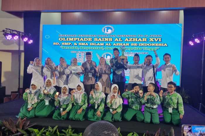 Siswa dan pendamping memamerkan mendali Olimpiade
