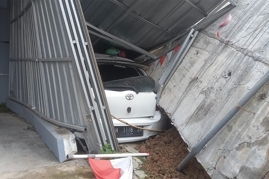 BENCANA LONGSOR: Talut perumahan di Pudakpayung, Banyumanik, longsor menimpa rumah dan kendaraan.