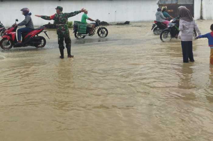 Jalan raya Karangawen kebanjiran. (Wahib&nbsp;Pribadi/Jawa Pos Radar Semarang)