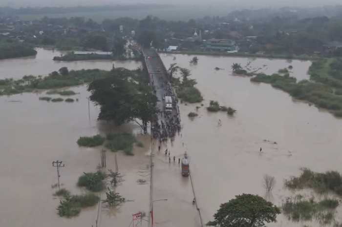 Jalan utama di wilayah Gubug, Kabupaten Grobogan terendam banjir. (Istimewa)