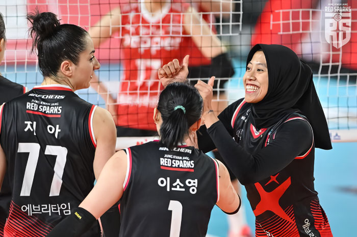 Megawati Hangestri (kanan) sukses menjadi top skor Korean V-League 2023-24, sekaligus menggeser posisi ratu bola voli Kim Yeon Koung.