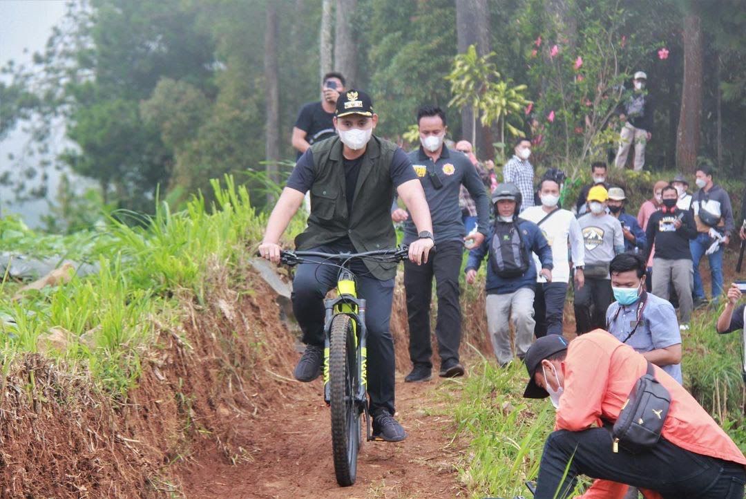 Bupati Kendal Dico M. Ganinduto saat menjajal track sport tourisme.
