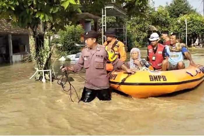 Petugas mengevakuasi warga korban banjir di Desa Pilangwetan, Kecamatan Kebonagung. (Wahib&nbsp;Pribadi/Jawa Pos Radar Semarang)