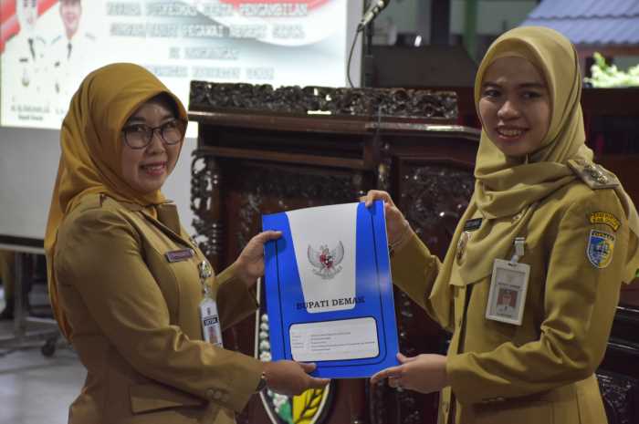 Bupati Demak dr Eistianah memberikan SK kepada Siswati Tri Pudjiastuti sebagai Kabid Perpustakaan Dinas Perpustakaan dan Kearsipan Pemkab Demak. (Wahib&nbsp;Pribadi/Jawa Pos Radar Semarang)