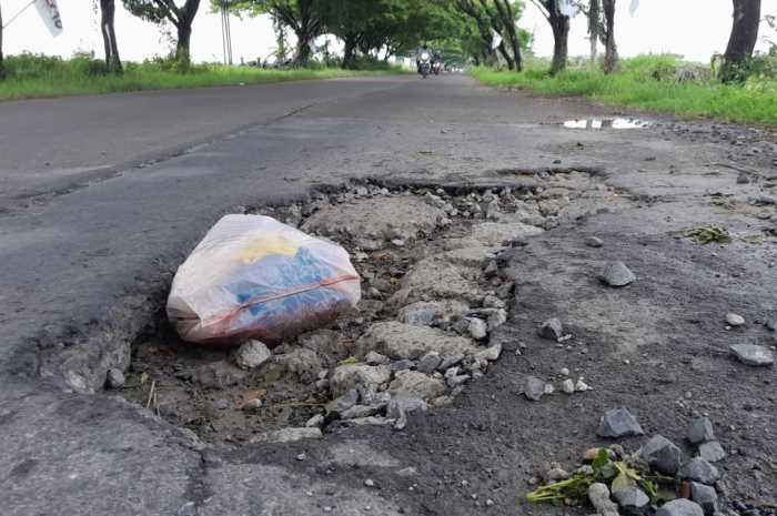 Jalan rusak di ruas Onggorawe-Bulusari Sayung yang kerap menjatuhkan pengendara motor. (Wahib&nbsp;Pribadi/Jawa Pos Radar Semarang)