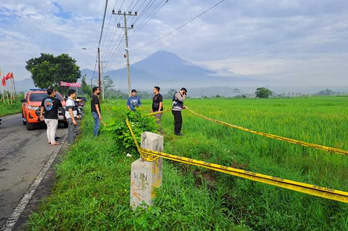 Proses evakuasi sesosok mayat laki-laki yang tergeletak di tepi jalan Payaman-Windusari masuk Dusun Karangboyo, Desa Payaman, Kecamatan Secang, Selasa (6/2).