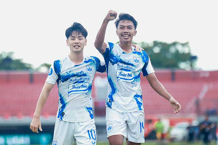 Pemain PSIS Semarang Marukawa dan Rian Ardiansyah mengekspresikan kemenangan tim atas Arema FC.