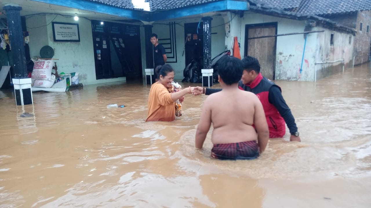 Kondisi banjir di Desa Asinan sore tadi saat terkena banjir akibat luapan air dari Danau Rawa Pening