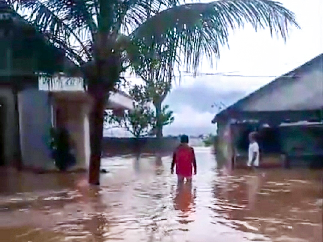 Tangkapan layar saat warga tengah melintasi banjir di Desa Asinan, Kecamatan Bawen Rabu (7/2) sore tadi