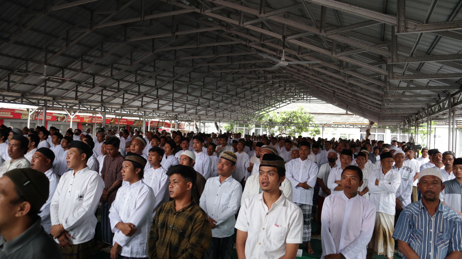 KHIDMAT : Santri napi Lapas Semarang mengikuti tabligh akbar memperingati Isra Mi