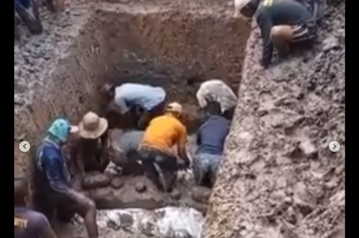 Viral video, pemakaman jenazah satu keluarga dalam satu liang lahat.