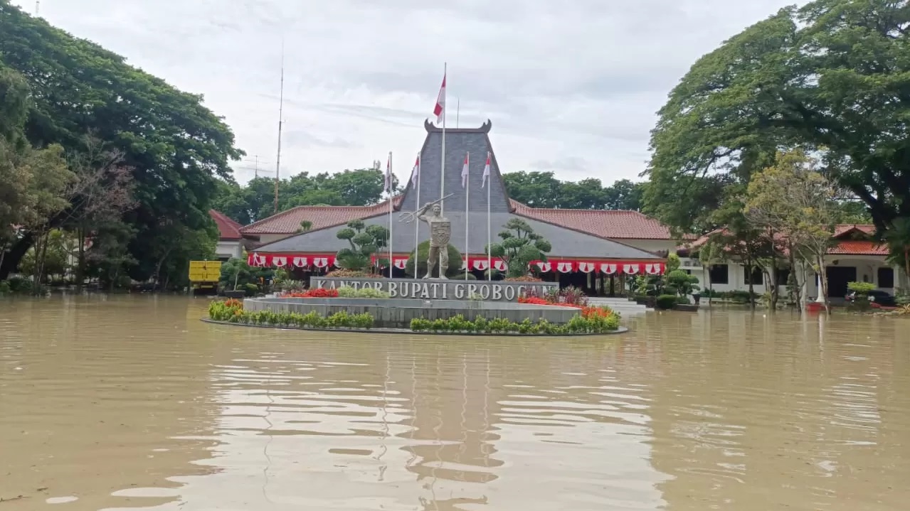 Pendapa Kabupaten Grobogan terendam banjir setinggi 50 sentimeter pada Rabu (7/2) pagi. (SIROJUL MUNIR/RADAR KUDUS)