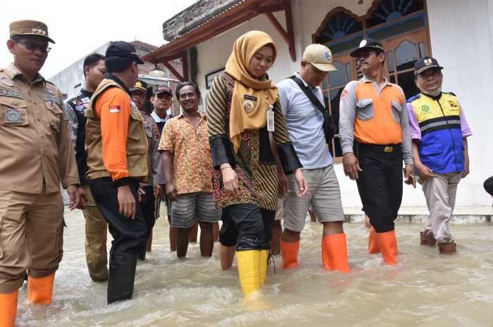 Bupati Demak dr Eistianah bersama Kepala BPBD Demak meninjau banjir di Karangawen. (Wahib&nbsp;Pribadi/Jawa Pos Radar Semarang)