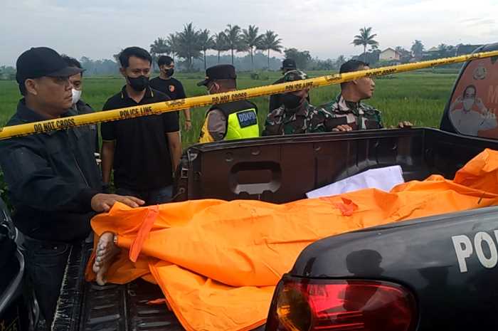 Proses evakuasi sesosok mayat laki-laki yang tergeletak di tepi jalan Payaman-Windusari masuk Dusun Karangboyo, Desa Payaman, Kecamatan Secang, Selasa (6/2). (Rofik GP/Jawa Pos Radar Semarang)