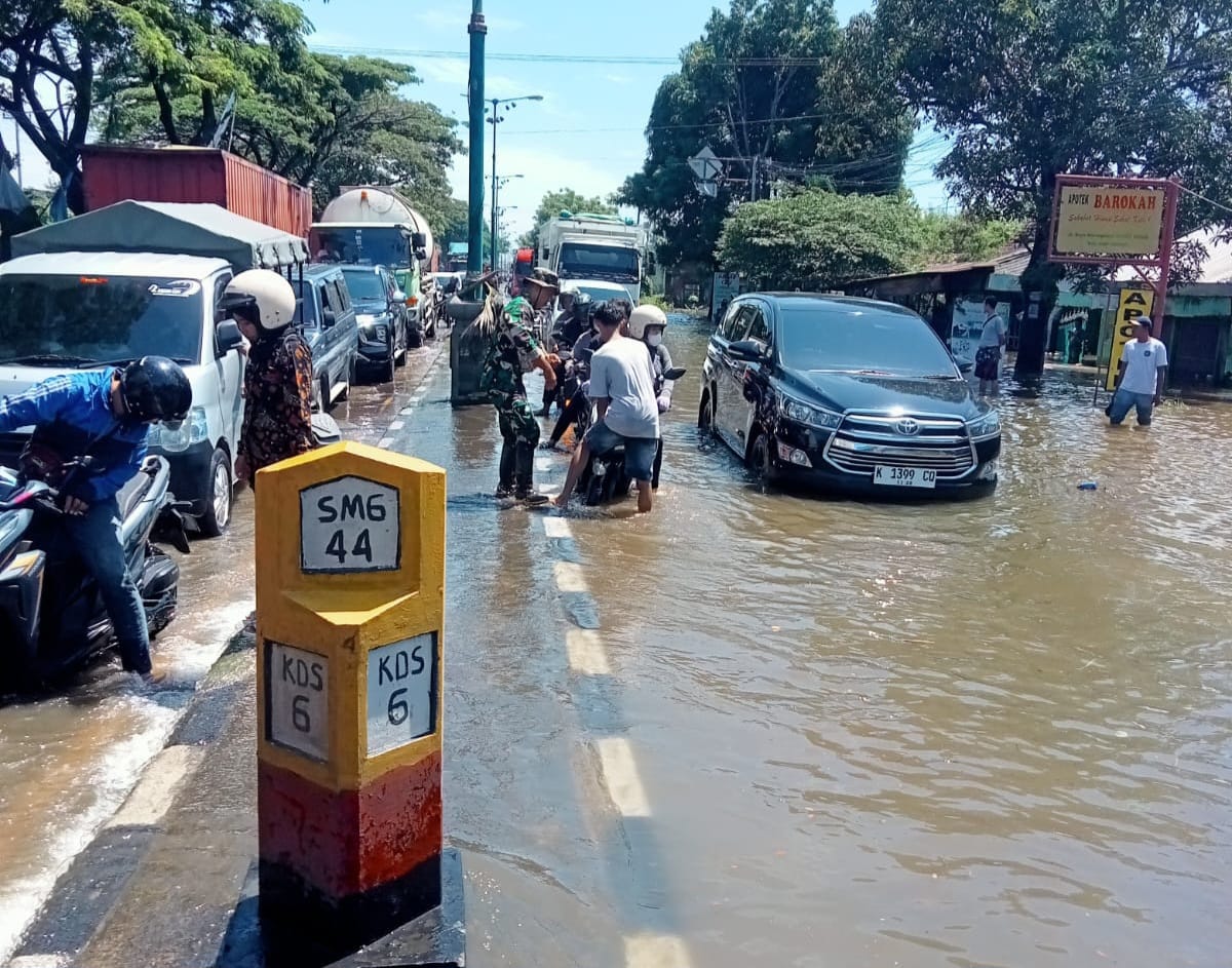 Jalan raya Pantura Demak di wilayah Karanganyar banjir hingga berakibat macetnya jalan raya.(Wahib Pribadi/Jawa Pos Radar Semarang)