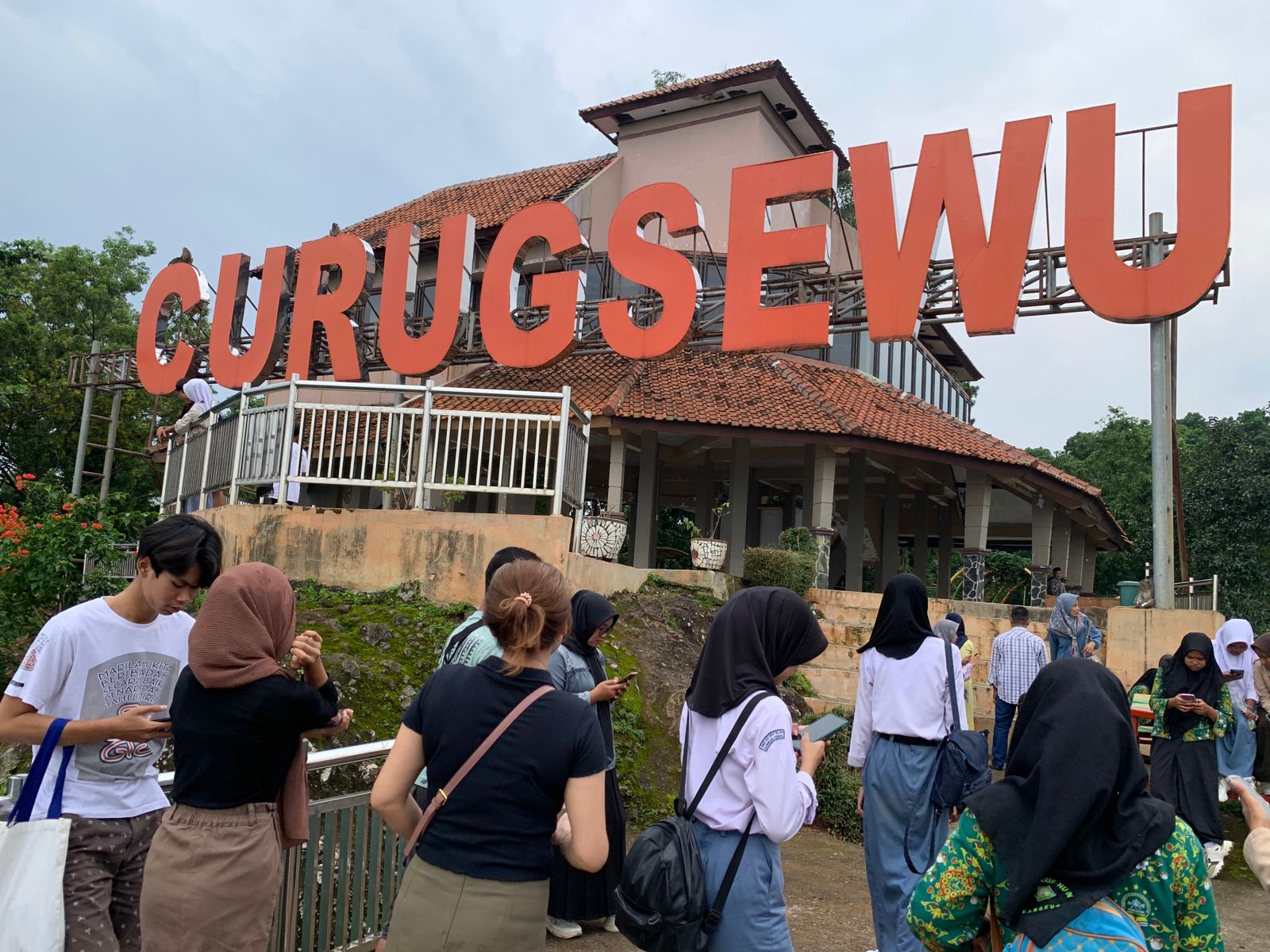 Sejumlah pengunjung di gardu pandang Curug Sewu Kamis (8/2). DEVI KHOFIFATUR RIZQI/ JAWA POS RADAR SEMARANG