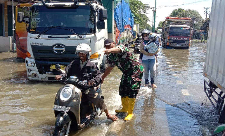 Jalan raya Pantura Demak di wilayah Karanganyar banjir hingga berakibat macetnya jalan raya.(Wahib Pribadi/Jawa Pos Radar Semarang)