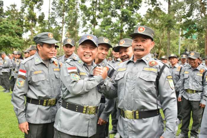 (Pj) Wali Kota Salatiga, Yasip Khasani menyalami satu-satu petugas Linmas pada apel.