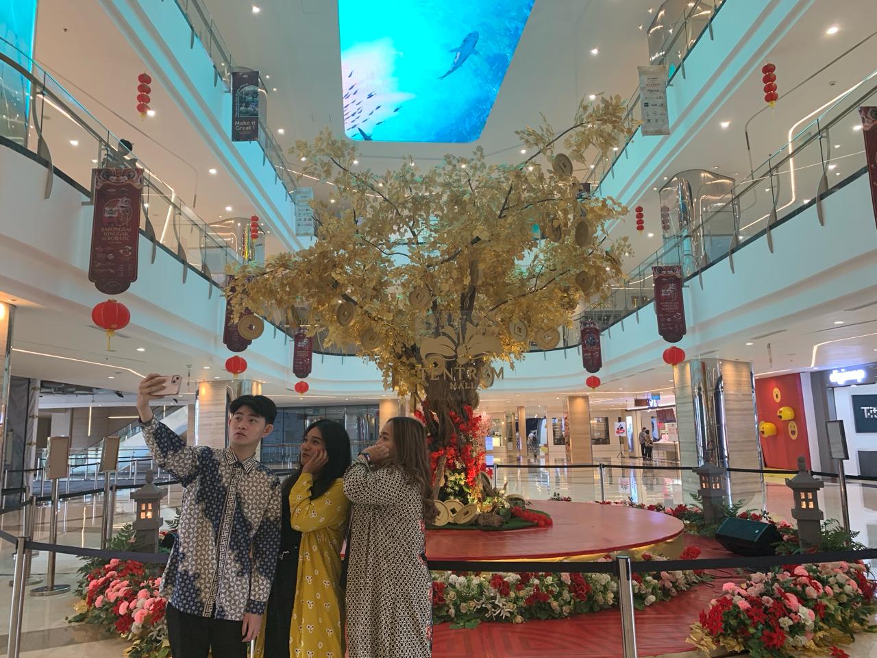 Giant Gold Tree di atrium Tentrem Mall yang menjadi ikon Fortune Festival Lunar New Year. M. IQBAL AMAR/JAWA POS RADAR SEMARANG