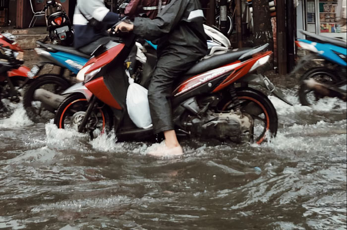 Dampak mesin sepeda motor yang sering melintas genangan air banjir.
