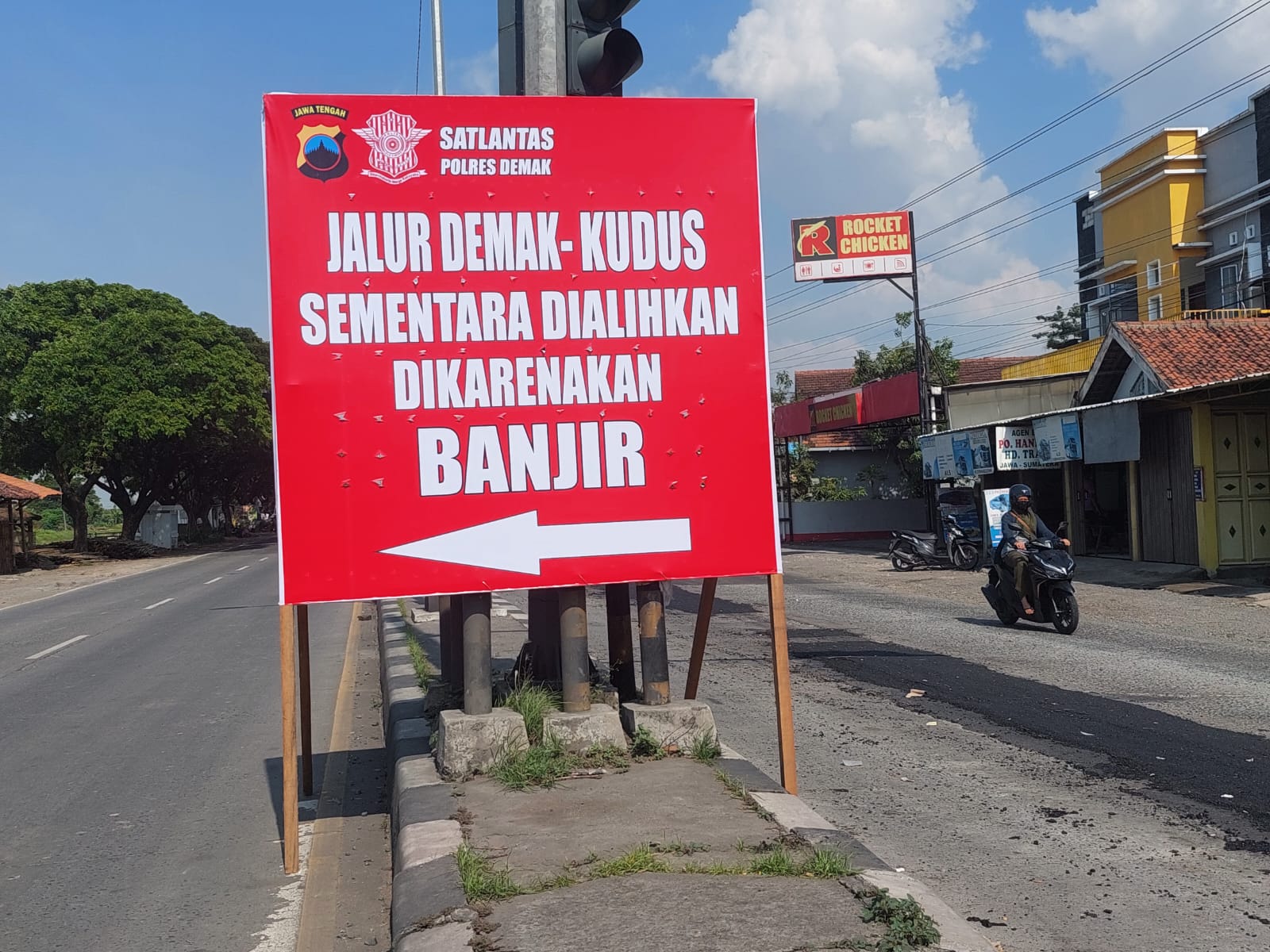 Papan pengumuman pengalihan arus kendaraan di pasang di pertigaan Trengguli. (Wahibpribadi)
