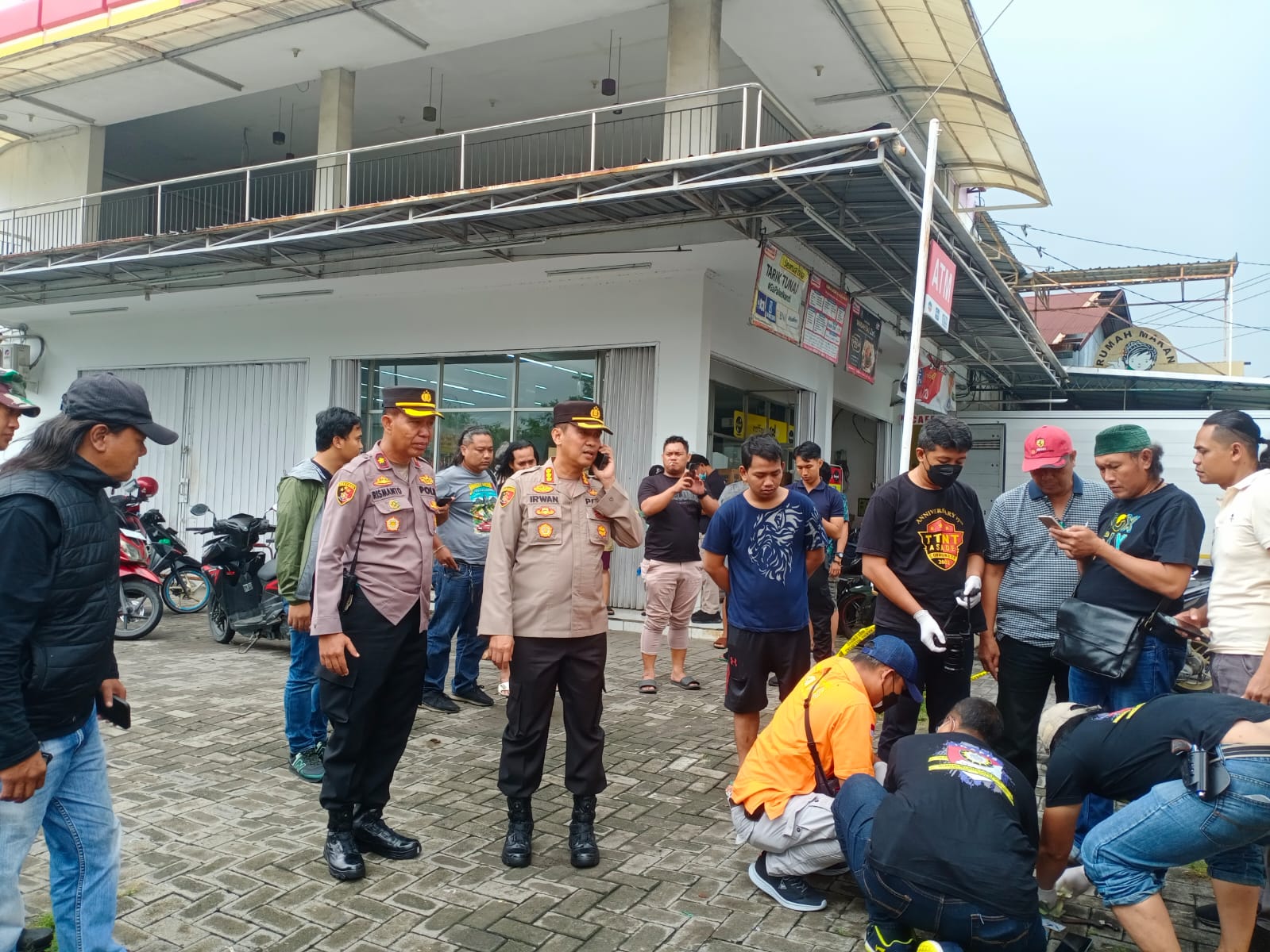 Perugas melakukan olah tempat kejadian perkara.