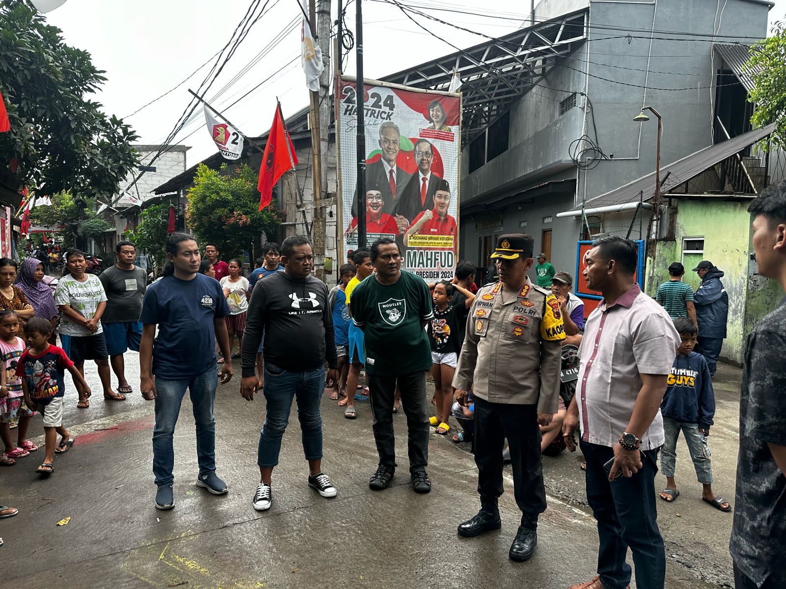 Satu orang pemuda tewas bersimbah darah, dalam kejadian tawuran di Jalan Kalibaru, Semarang Utara, Sabtu (10/2/2024) sekitar pukul 02.00. (M Hariyanto/Jawa Pos Radar Semarang)