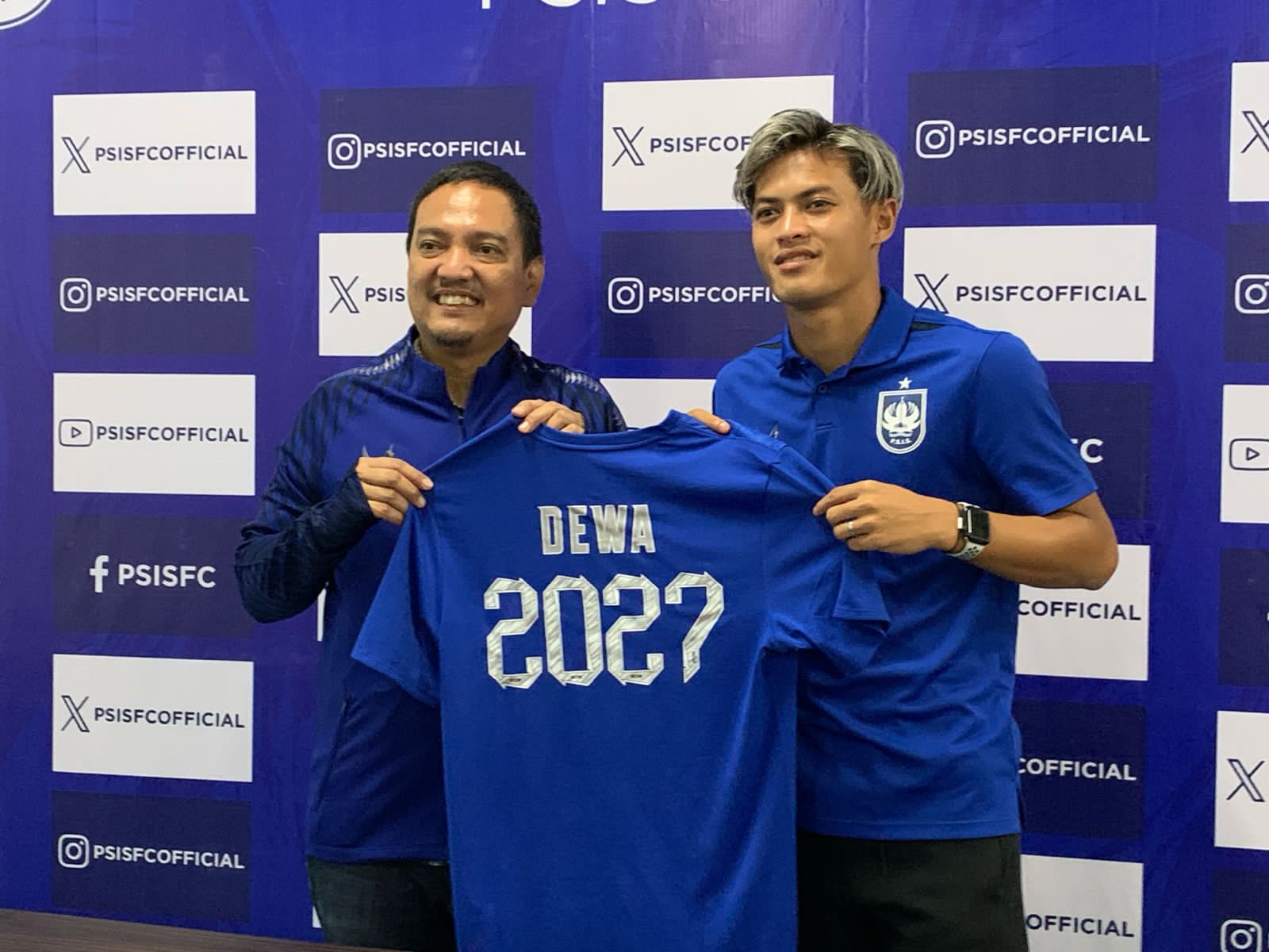 Konferensi pers perpanjangan kontrak Alfreanda Dewangga bersama CEO PSIS Yoyok Sukawi di mess pemain, Minggu (10/2). M. IQBAL AMAR/JAWA POS RADAR SEMARANG