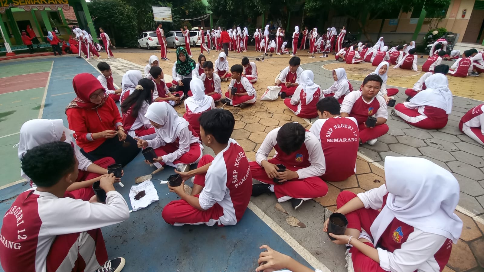 MENANAM-Kepala Sekolah, guru dan siswa SMP 12 bersama Penyuluh Dinas Pertanian Kota Semarang mulai penanaman Urban Farming Champion.