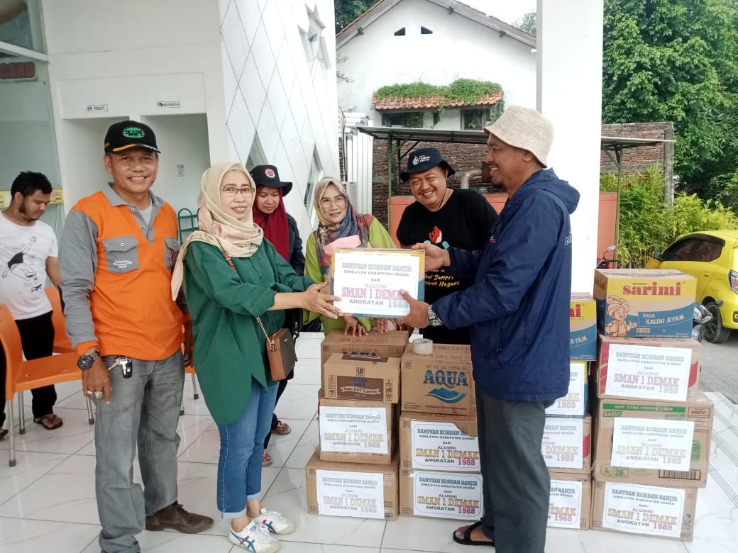 Alumni SMAN 1 Demak angkatan 1988 dan Komunitas Jib Kalijaga menyerahkan bantuan korban banjir di Kabupaten Demak