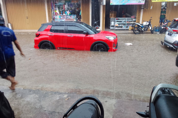 ciri-ciri mobil bekas terendam banjir.
