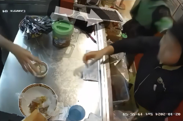 Driver Ojol terekam CCTV melakukan pemukulan ke salah satu karyawati restoran Golden Lamian di Tangsel.