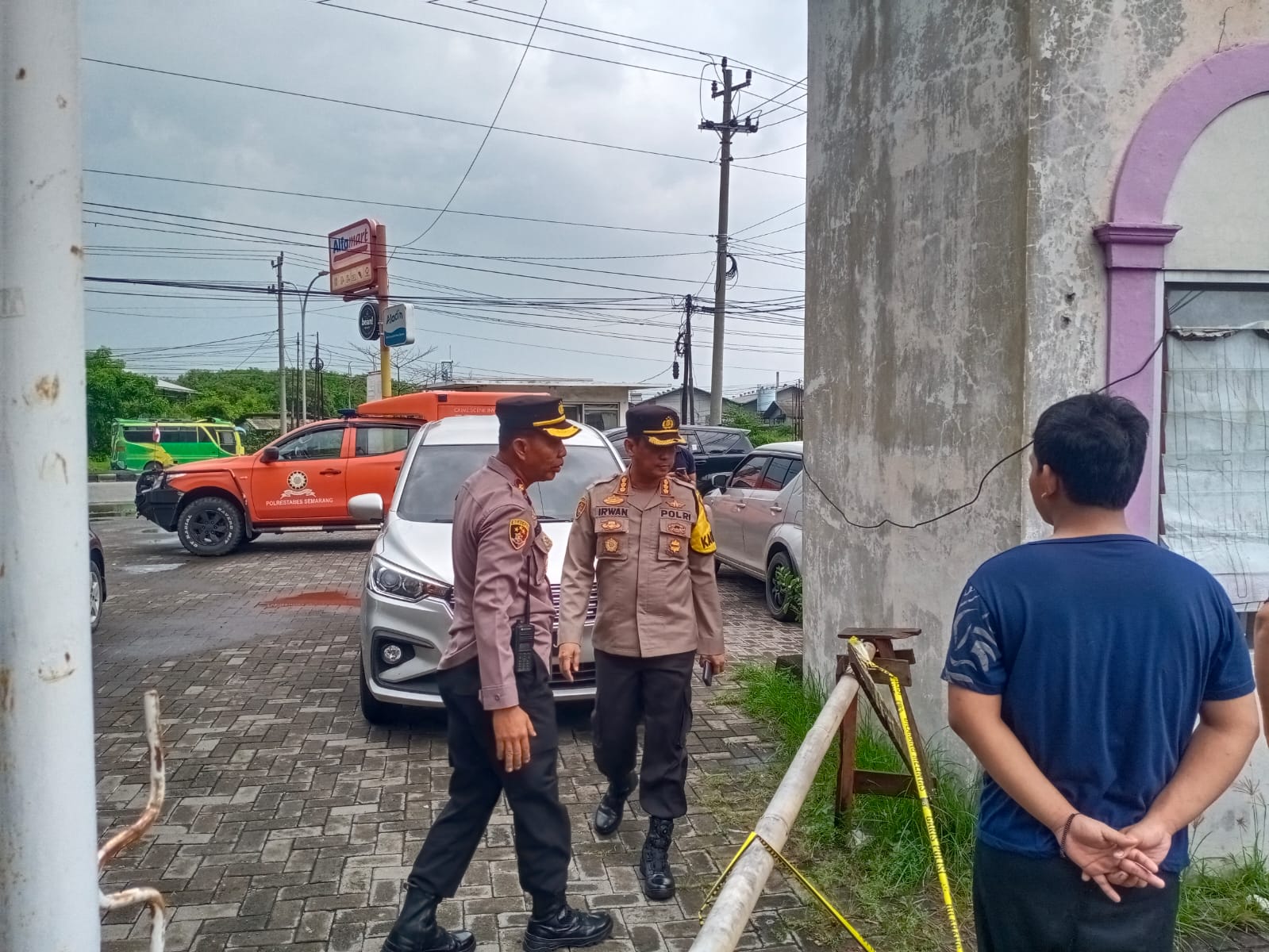 Perugas melakukan olah tempat kejadian perkara pembunuhan sekuriti.