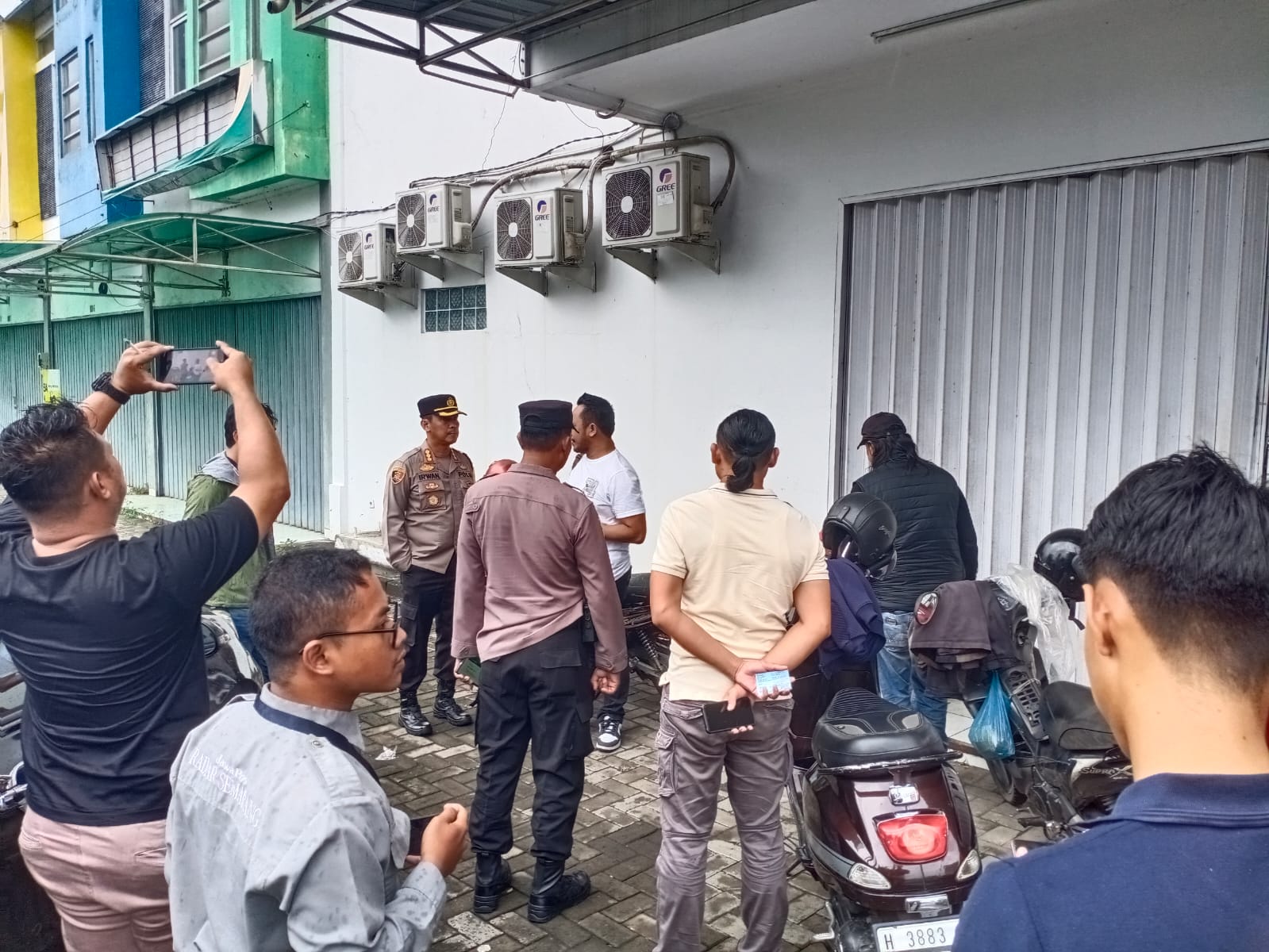 Perugas melakukan olah tempat kejadian perkara pembunuhan sekuriti.