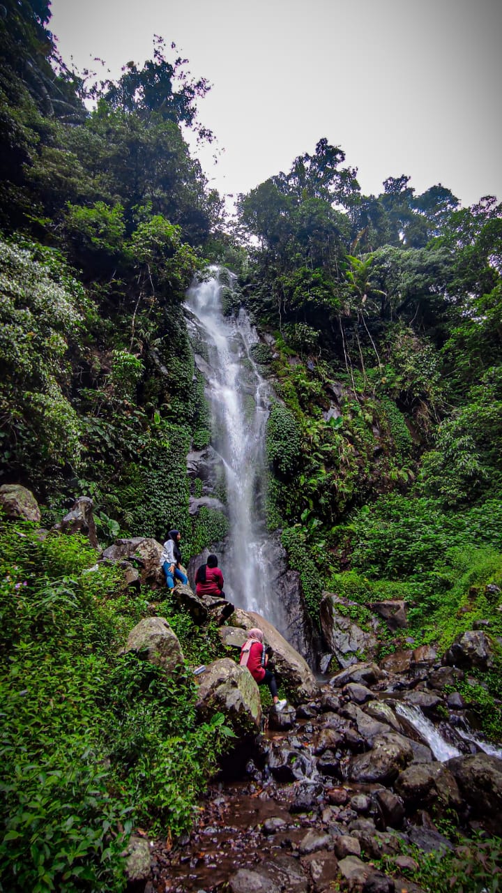 Pengunjung berfoto si area wisata Curug Semirang