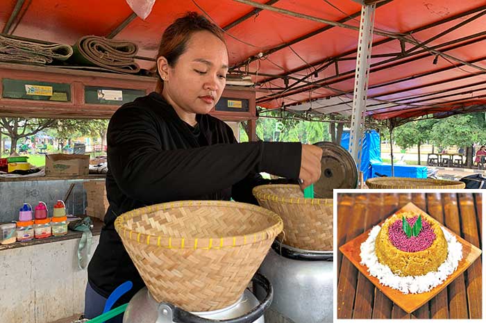 Rica Kartika Dewi saat mengukus tiwul untuk para pelanggannya. DEVI KHOFIFATUR RIZQI/ JAWA POS RADAR SEMARANG