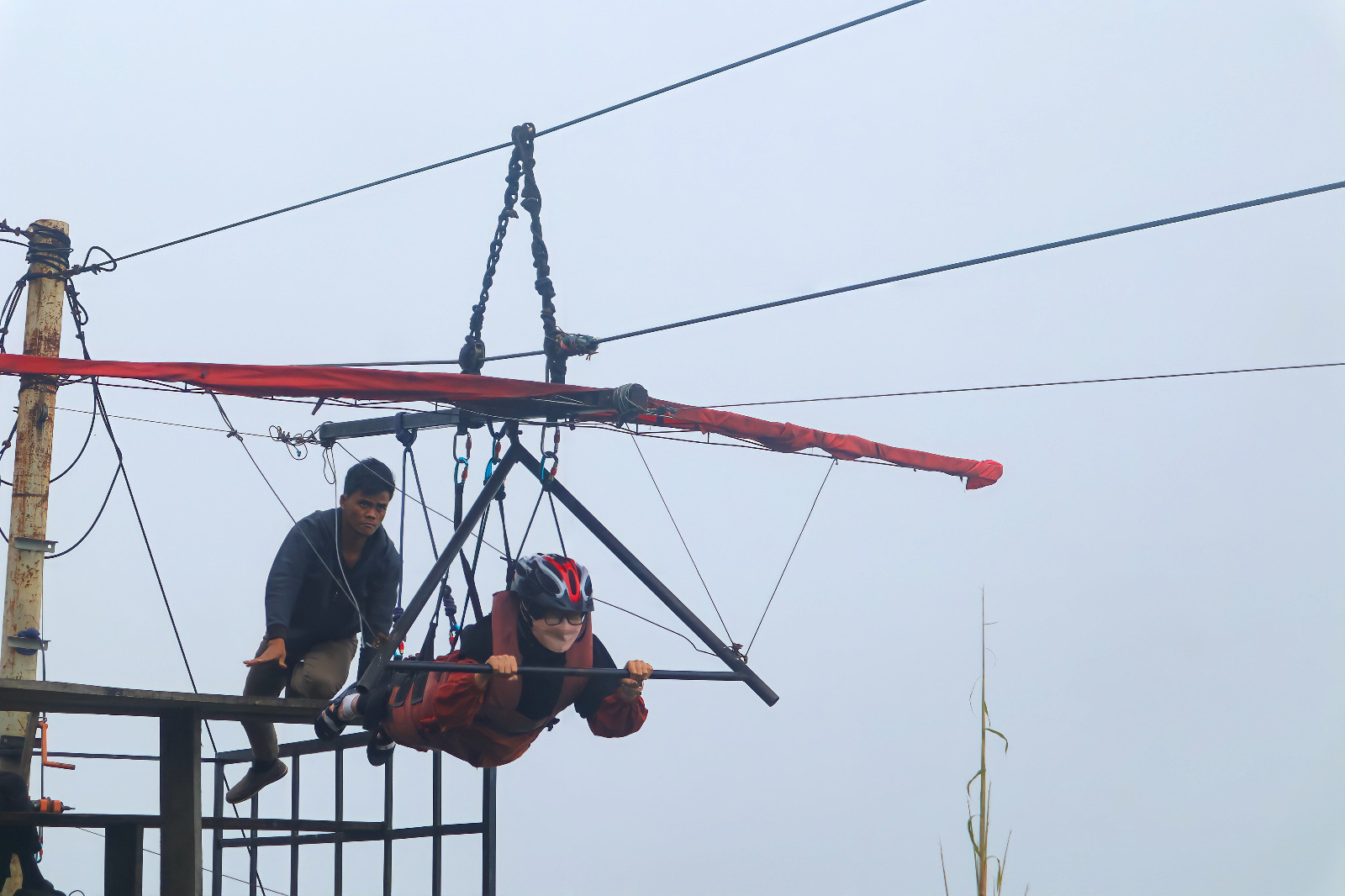 Pengunjung pengunjung yang sedang menjajal Gantole Flying Fox di Inggil Park Telomoyo Kabupaten Magelang. (NUR FAIQ/JAWA POS RADAR SEMARANG)