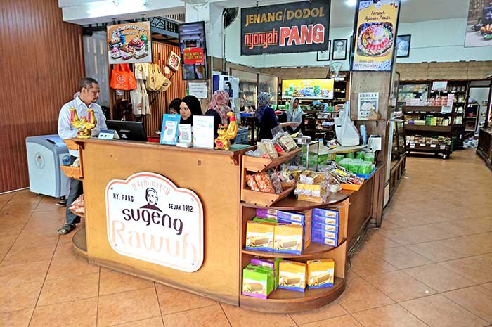 Toko oleh-oleh Nyonya Pang di Muntilan, salah satu toko legendaris yang menjual beragam kue tradisional. Rosita Arba&rsquo;ati/Jawa Pos Radar Semarang