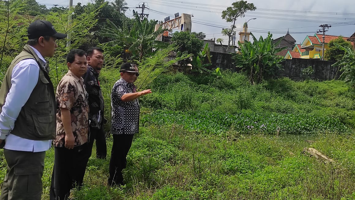 Bupati Semarang saat meninjau sumber mata air yang ada di area Gor Wujil