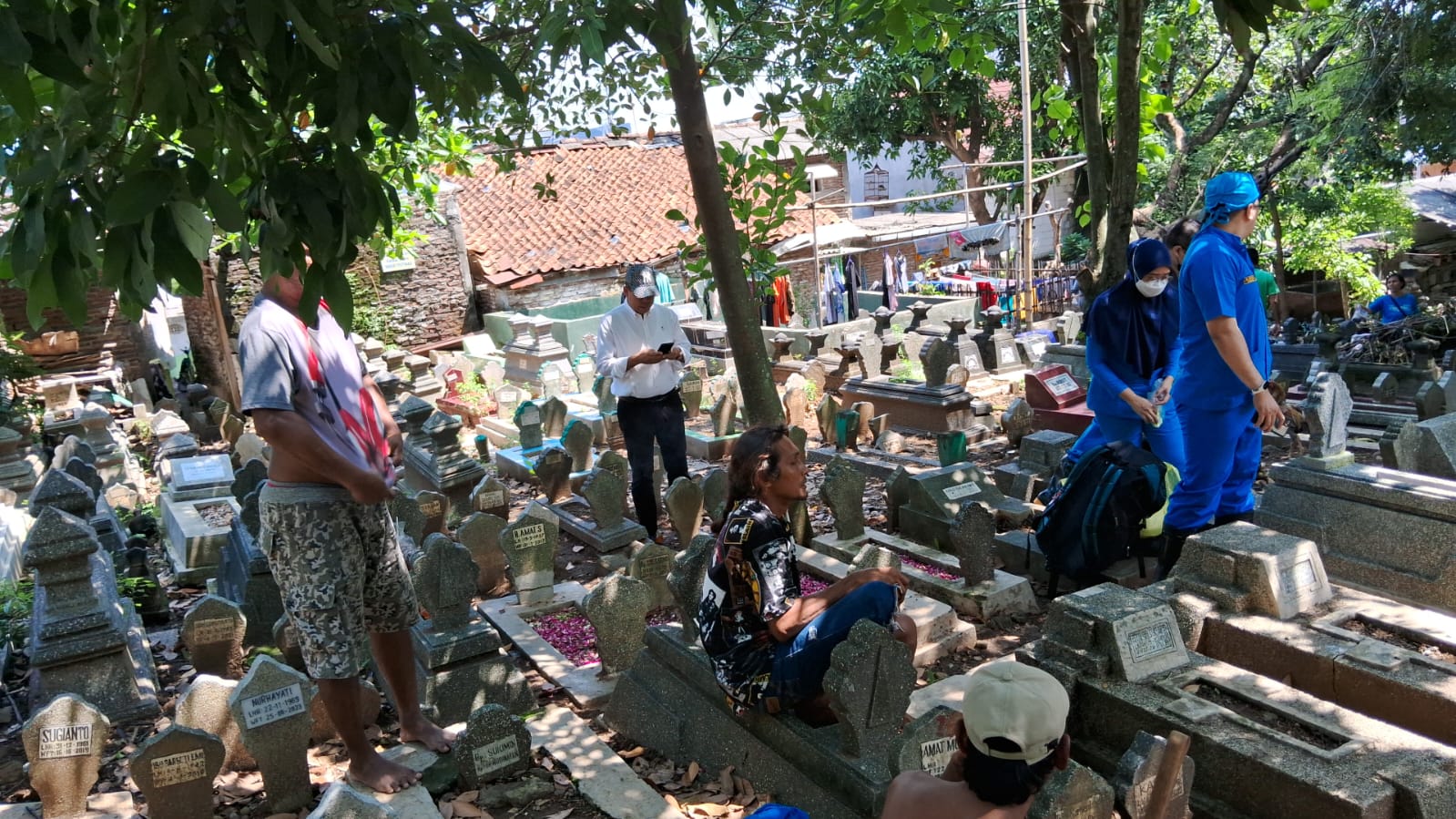 Makam bocah perempuan berusia tiga bulan di Pemakaman Bergota, Randusari, Semarang Selatan, dibongkar kepolisian, Senin (12/2/2024). (M Hariyanto/Jawa Pos Radar Semarang)