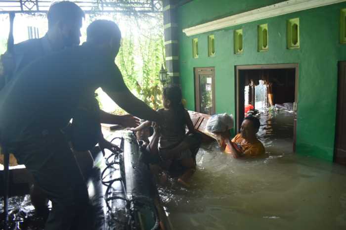 Personel TNI Kodim 0716 Demak melakukan evakuasi warga Desa Wonorejo, Kecamatan Karanganyar yang masih terjebak banjir. (Wahib Pribadi/Jawa Pos Radar Semarang)