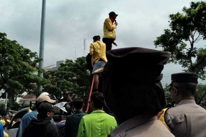 Ratusan mahasiswa dari berbagai Perguruan Tinggi di Kota Semarang menggelar aksi unjuk rasa di halaman kantor DPRD Jawa Tengah di Jalan Pahlawan Semarang Senin (12/2/2024).