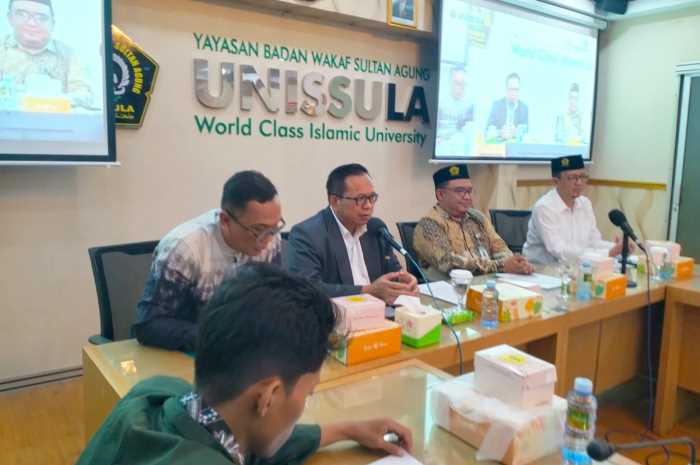 Rektor Unissula Semarang Gunarto saat menyampaikan Suara Kampus Unissula Jelang Pemilu 2024 di Gedung Rektorat, Senin (12/2). FIGUR RONGGO WASSALIM/JAWA POS RADAR SEMARANG
