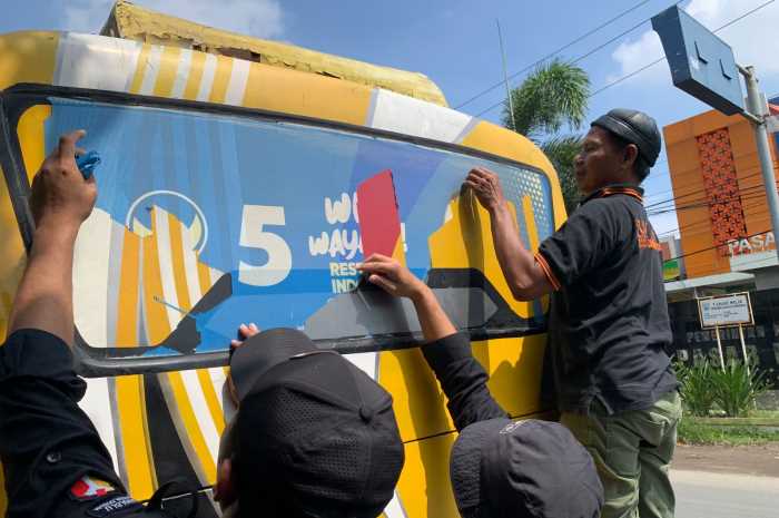 Petugas Bawaslu Kendal bersama sopir angkot saat mencopot APK caleg yang masih terpasang di angkutan Selasa (13/2). DEVI KHOFIFATUR RIZQI/ JAWA POS RADAR SEMARANG