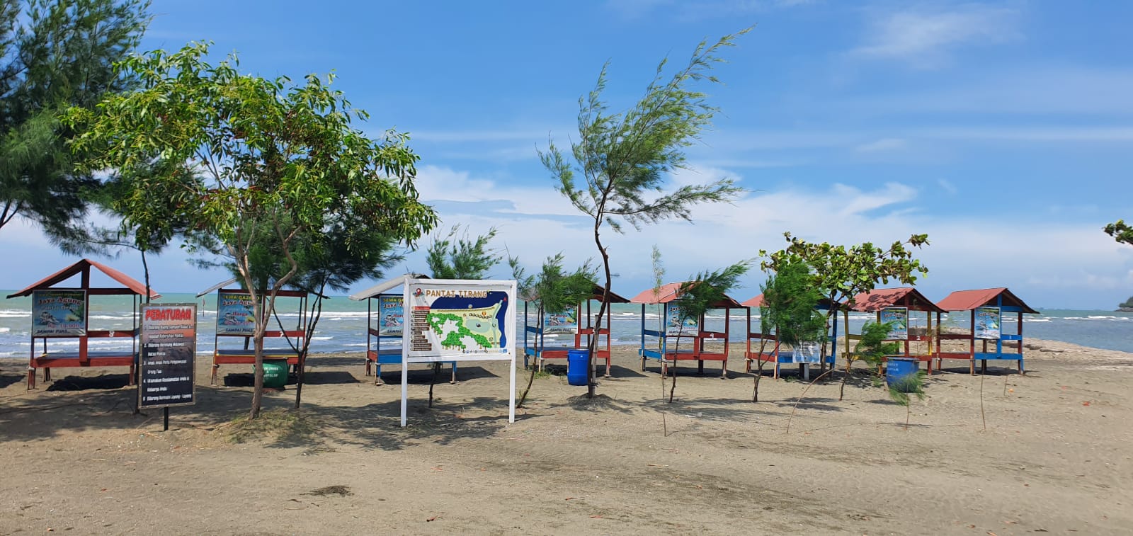 Kawasan wisata Pantai Tirang yang berlokasi di Kelurahan Tugurejo, Kecamatan Tugu Semarang