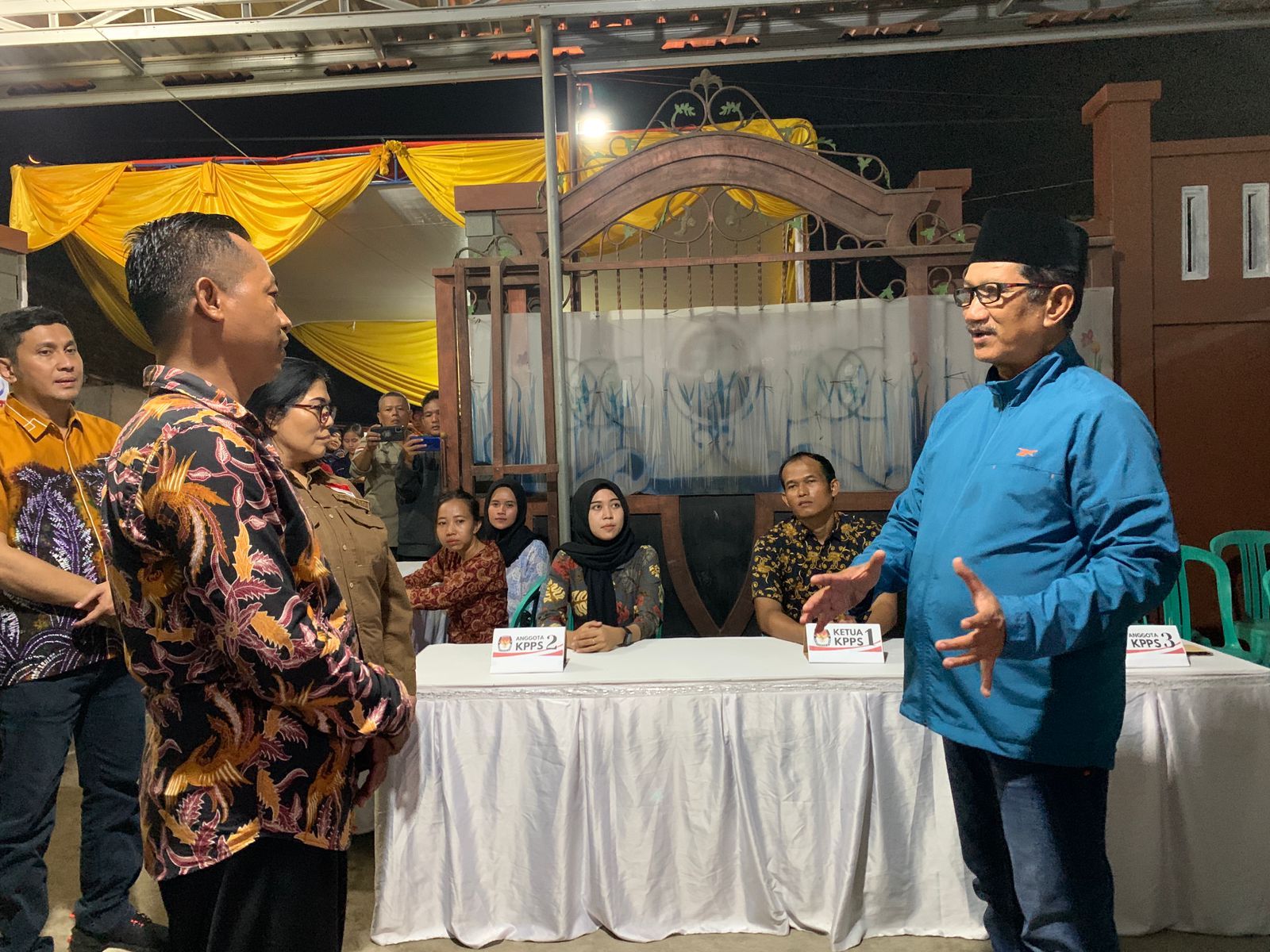 Sekda Kendal Sugiono saat monitoring ke TOS 3 Kelurahan Bandengan Selasa (14/2). DEVI KHOFIFATUR RIZQI/ JAWA POS RADAR SEMARANG
